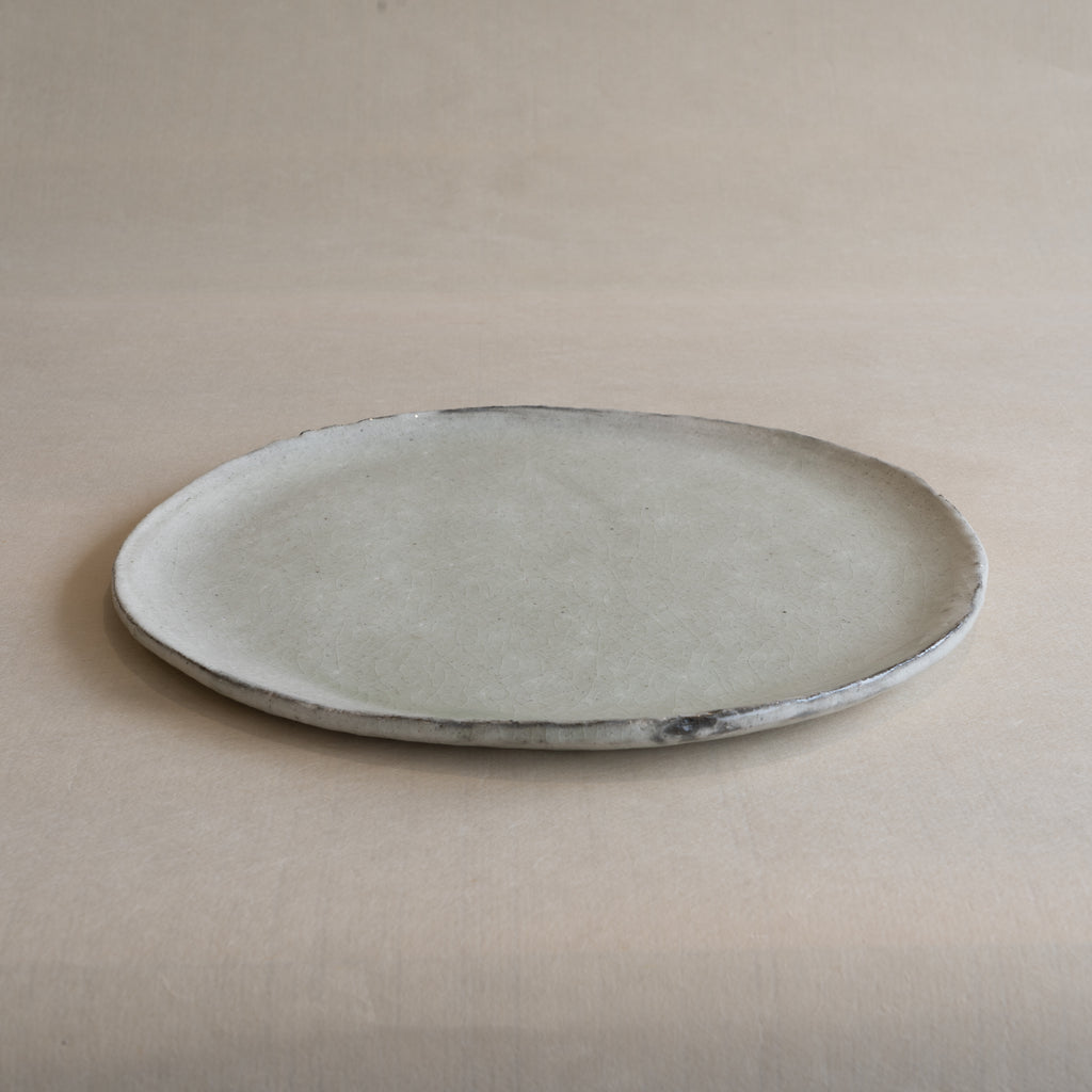 Komon Seji Okuda Kohiki Haiyu Flat Plate (White Slip & Ash Glaze)