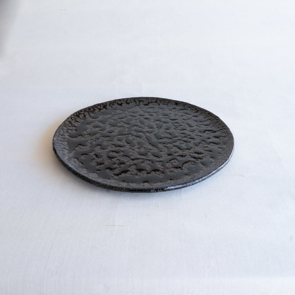 Komon Seji Okuda Kuro Haiyu Medium Flat Plate (Black Ash Glaze)
