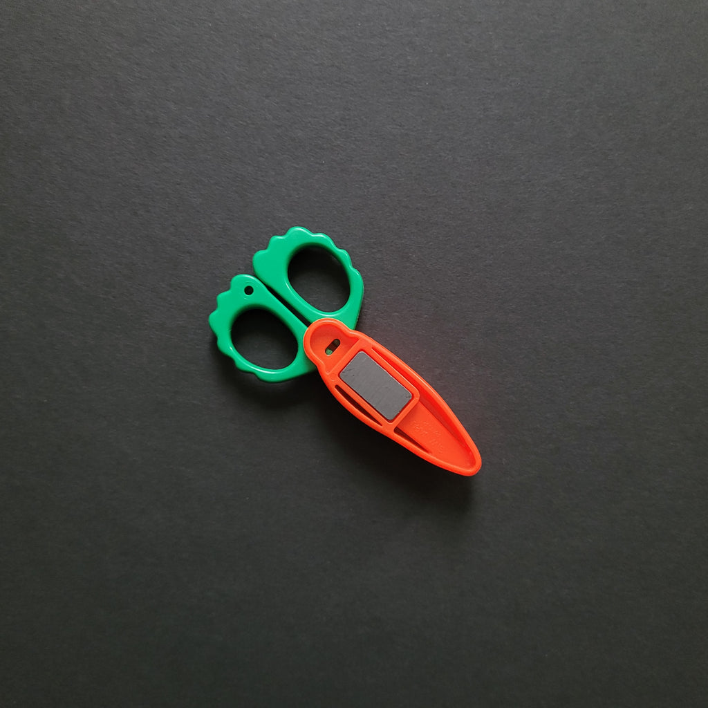 Mumei Mini Carrot Shears with Tosho Logo (Magnet back)