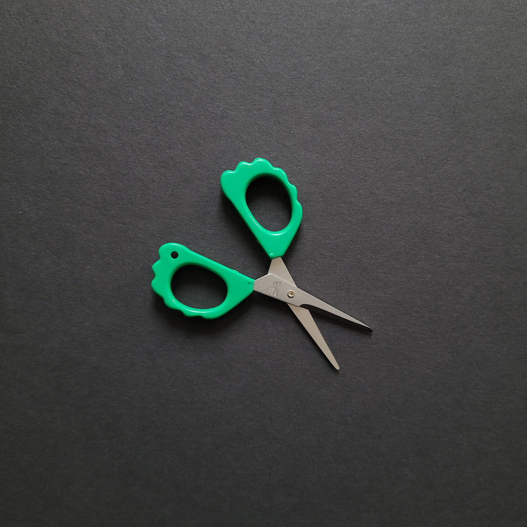 Mumei Mini Carrot Shears with Tosho Logo (Magnet back)